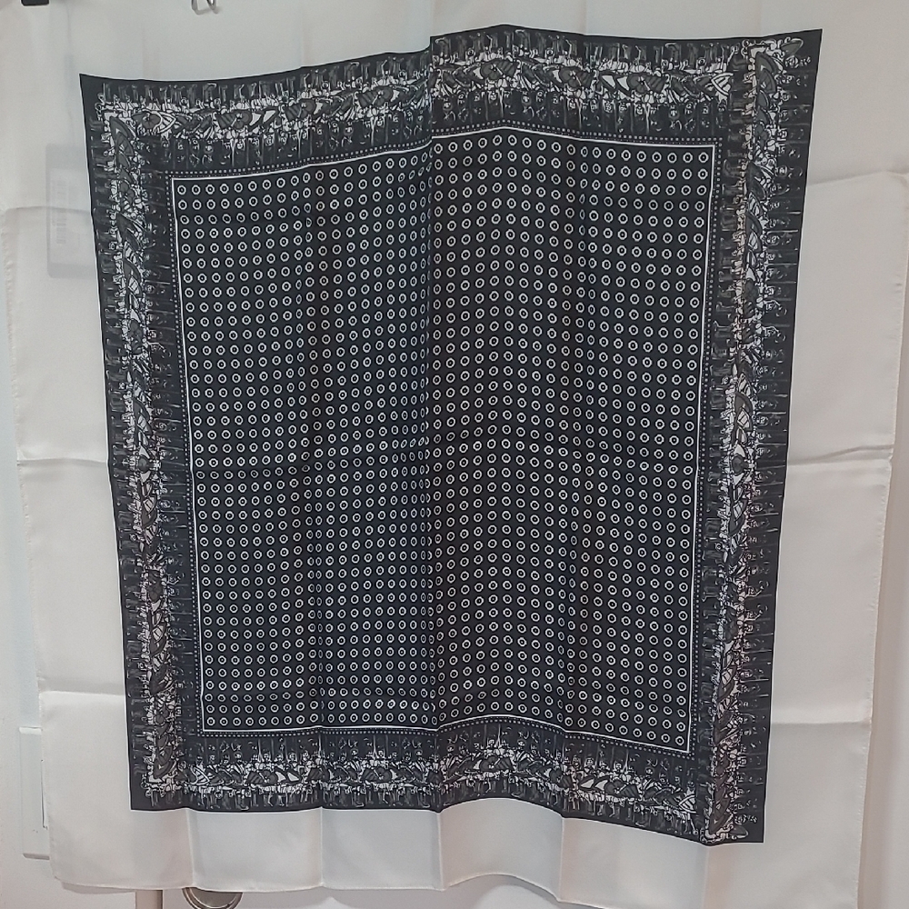 NWT Dolce & Gabbana Black and White Scarf